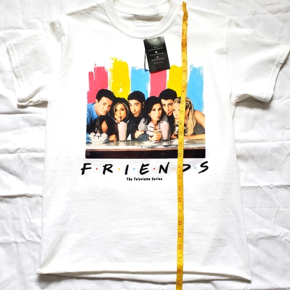 Friends Graphic T-shirt - Picture 9 of 10